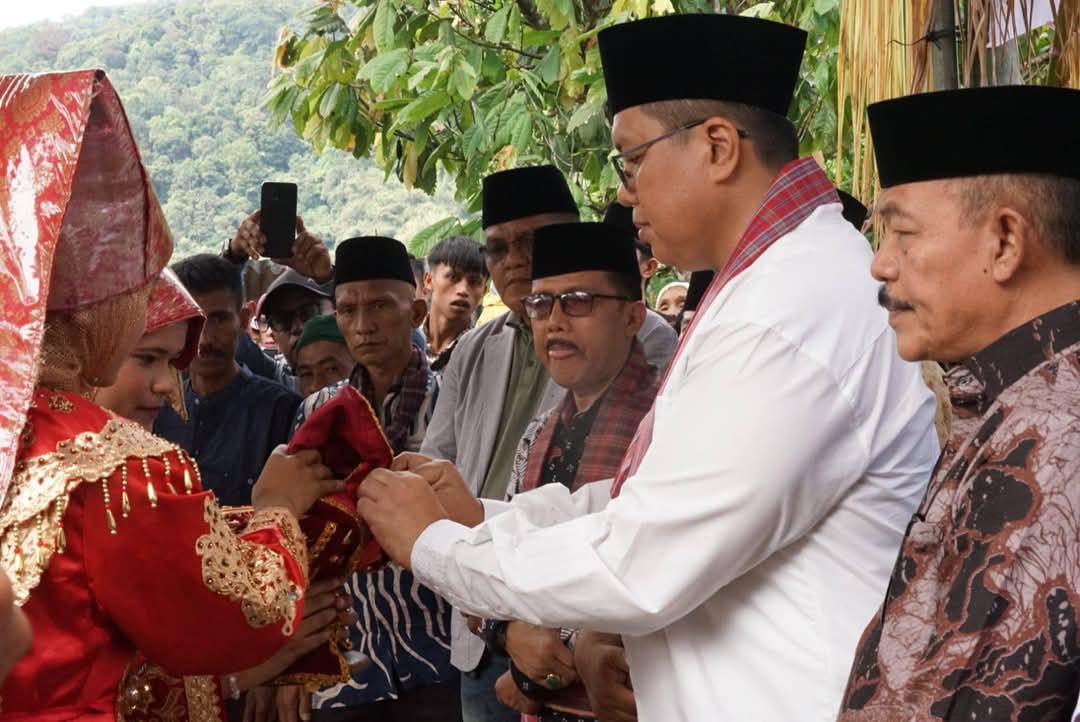Wabup Ahmad Fadli saat menerima suguhan siriah dicarano ketika hadiri Alek Kapalo Banda di gelar warga Jorong Gunuang Bungsu, Sabtu (17/5/2025) kemaren.